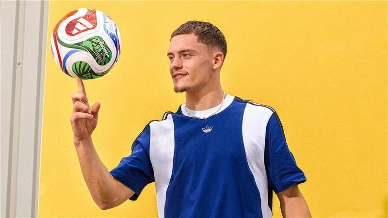 FIFA stellt neuen Ball für die WM vor Florian Wirtz mit dem offiziellen WM-Spielball „Trionda“.
