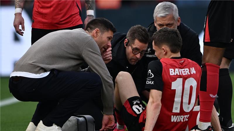 Vor Champions-League-Gipfel: Bayern und Bayer verlieren Florian Wirtz muss verletzt vom Platz, Trainer Xabi Alonso ist besorgt.