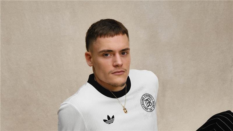 Kimmich und Co. im Retro-Trikot gegen Italien Florian Wirtz posiert mit dem DFB-Retro-Trikot.
