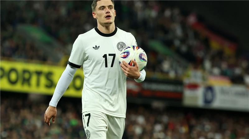 Florian Wirtz trägt den Ball zu einer Ecke. 