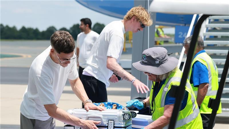 Florian Wirtz und Nick Woltemade beim Security-Check vor dem WM-Flug. 