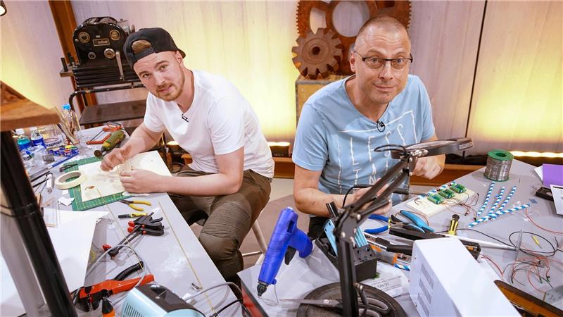 Was die Bremerhavener Modellbauer über die RTL-Sendung „Superklein“ erzählen Florian (links) und Mario Giwanski währen der Aufzeichnung.Foto: Foto: RTL / Stefan Gregorowius