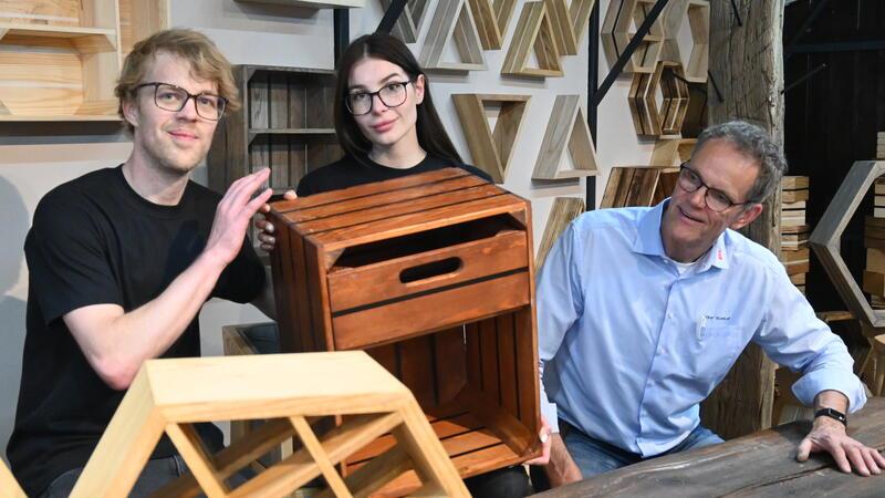 Altländer wird Opfer eines Millionen-Betrügers - Firmengründung als Happy End Florian zum Felde (links) und seine Freundin Dzvenyslava „Dzwina“ Diichuk fiebern mit Wolff-Geschäftsführer Volker Kleenlof der Eröffnung des Möbelhauses Holzrepublik in Stade entgegen.
