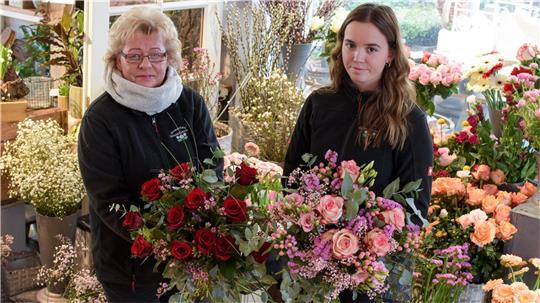 Floristin Dorit Müller (links) vom Loxstedter Blumenhaus Gänseblümchen hat für uns den klassischen Blumenstrauß zum Valentinstag gebunden. Ihre Kollegin Sina Mahlke zeigt, was aus Sicht der Profis angesagt wäre. Foto: Mark Schröder