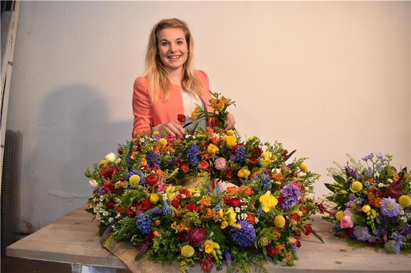 Floristmeisterin Anna Cohrs (24) aus Bliedersdorf-Rutenbeck beim Binden eines Kranzes. Foto Vasel