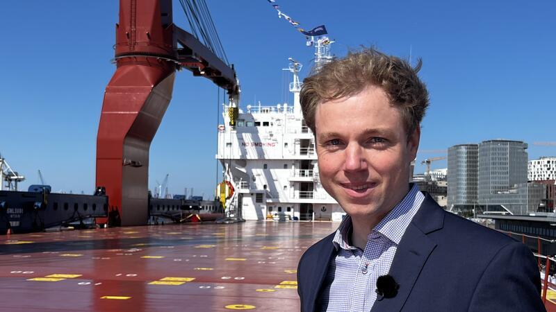 Das modernste Schwergutschiff der Welt: UHL Fable in Hamburg getauft Flotten-Manager Lars zum Felde.