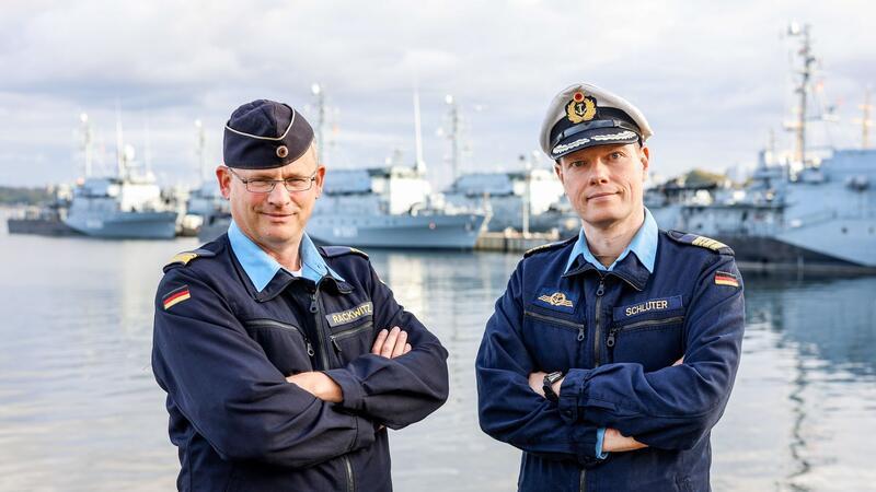 Marine testet in Kiel Vier-Tage-Woche in Hafenzeiten Flottillenadmiral Sascha Helge Rackwitz (l) und Fregattenkapitän Carsten Schlüter stehen an der Pier des Marinehafens Kiel Wik.
