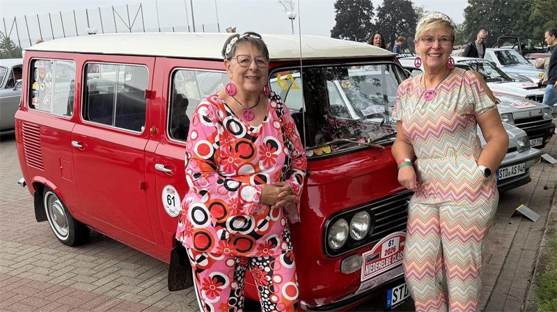 Flower-Frauen-Power: Hannelore Böhme (links) und Petra Cordes aus Königreich mit der Fiat-Familienkutsche.