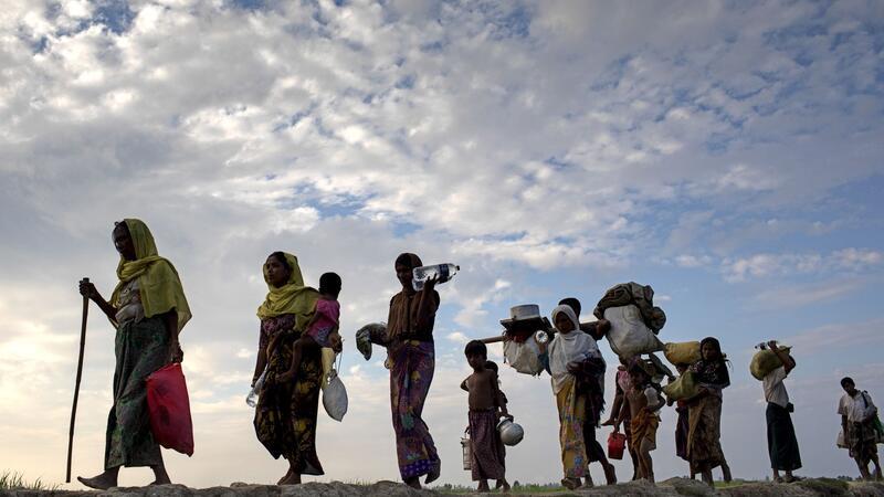 Kämpfe und Attacken treiben 45.000 in Myanmar in die Flucht Flüchtende Rohingya aus Myanmar: Drangsaliert und teilweise zwangsrekrutiert.