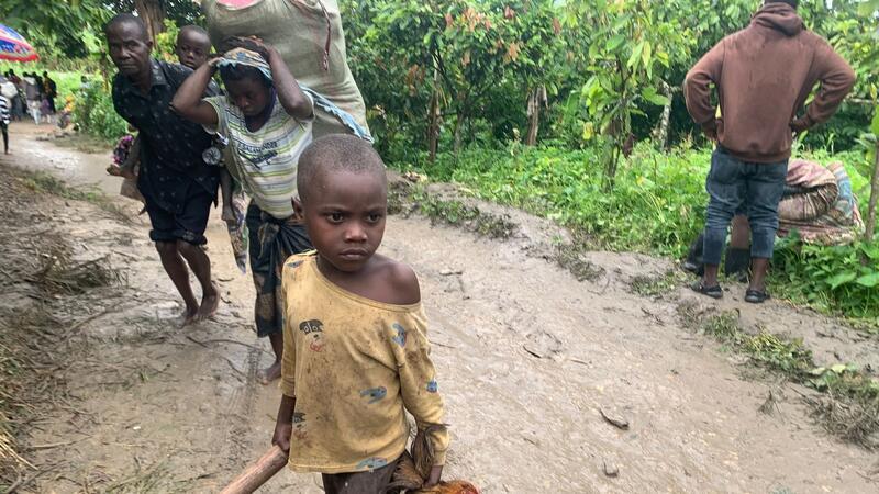 UN: Hunderttausende auf der Flucht vor Kämpfen im Ostkongo Flüchtlinge aus der Demokratischen Republik Kongo sind auf dem Weg zu einem Auffanglager im Bezirk Bundibugyo im Westen Ugandas.