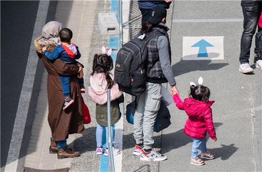 Flüchtlinge, die aus griechischen Flüchtlingslagern mit erbärmlichen Zuständen geholt wurden, kommen am Flughafen Hannover an.