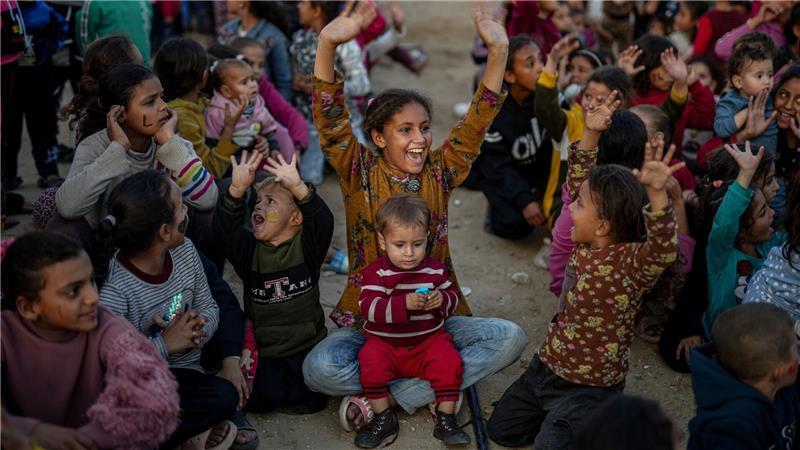 Flüchtlingskinder sehen sich bei einer Vorführung während der Waffenruhe in Gaza Zeichentrickfilme an.