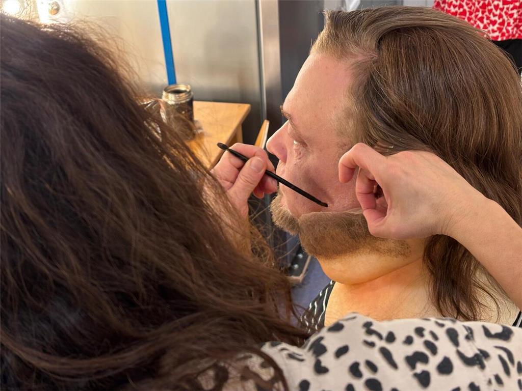 Flüssiger Kleber und Klebestreifen halten die Bartteile in Position.
