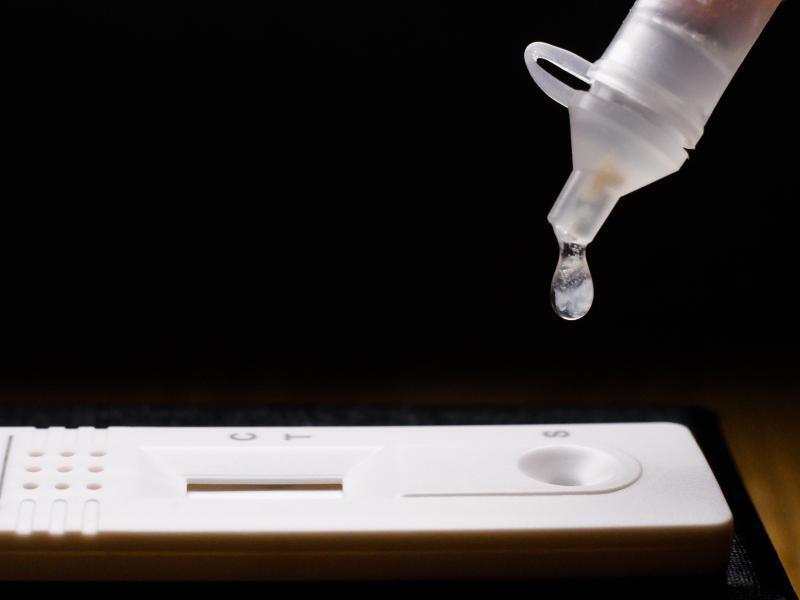 Flüssigkeit wird auf einen Selbsttest für das Coronavirus getröpfelt. Foto: Julian Stratenschulte/dpa