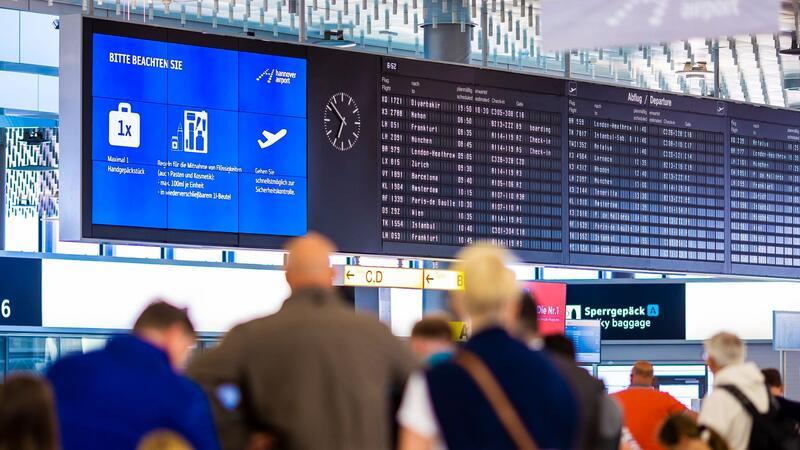 Fluggäste warten im Flughafen Hannover-Langenhagen.