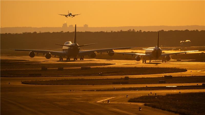 Flughafen Frankfurt: In einem Appell an die künftige Bundesregierung verlangt ein breites Bündnis von Verbänden eine Entlastung der Luftverkehrsbranche (Archivbild)