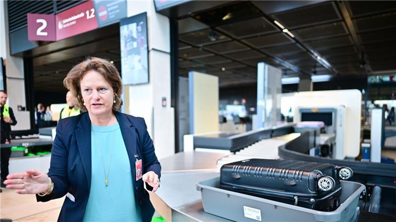 Umrüstung der Sicherheitskontrollen am BER geht voran Flughafenchefin Aletta von Massenbach stellt neue CT-Scanner am Flughafen BER vor.