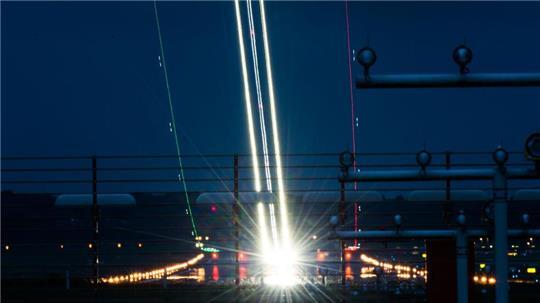 Fluglärmgegner wollen der zunehmenden Zahl verspäteter Nachtflüge am Airport Hamburg über eine Änderung der Betriebsgenehmigung einen Riegel vorschieben. (Archivbild)