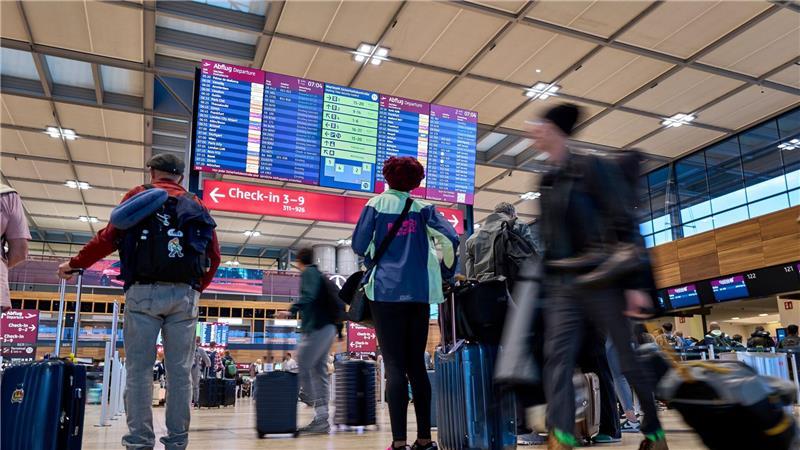 Flugreisende am BER sollten viel Geduld mitbringen. (Archivbild)