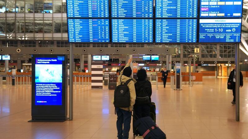 Flugreisende am Hamburger Flughafen.