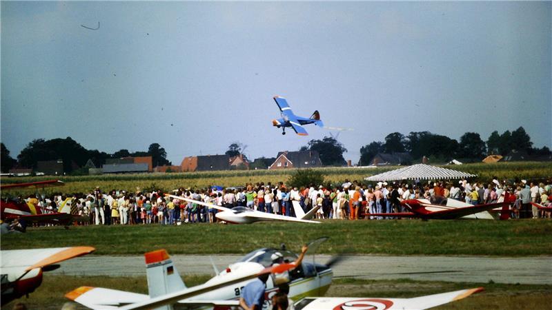 Mit 14 schon Segelflieger: Auf den Spuren von Günther Groenhoff Flugtag auf dem Stader Flugplatz in den 70er Jahren.
