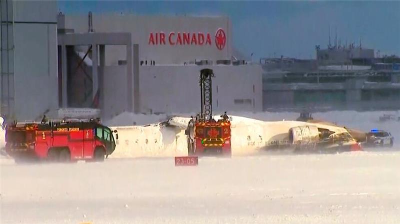 Flugzeug liegt auf dem Rücken - ein Flügel ist abgerissen