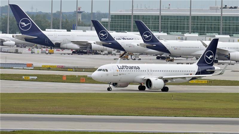 Lufthansa-Flieger muss wegen „renitentem Passagier“ umdrehen Flugzeug muss wegen „renitentem Passagier“ Notlanden. (Archivbild)