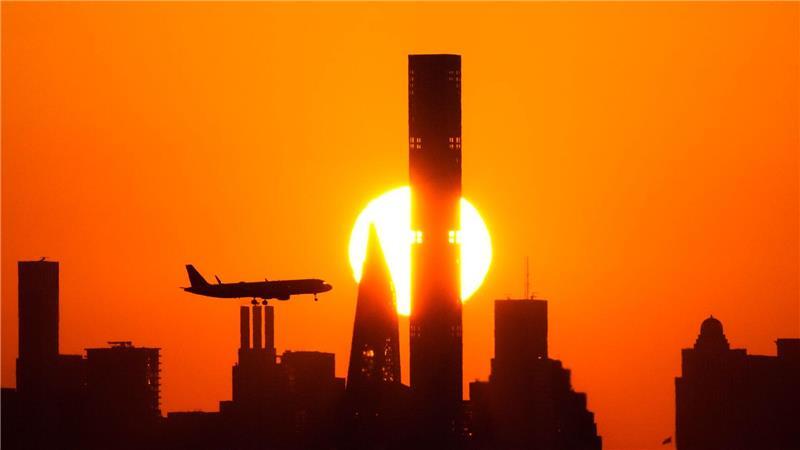 Harte Linie an US-Grenze: Wird Amerika-Einreise zum Risiko? Flugzeug vor der Skyline: Für einige Reisende platzt der Traum vom US-Urlaub. (Archivbild)