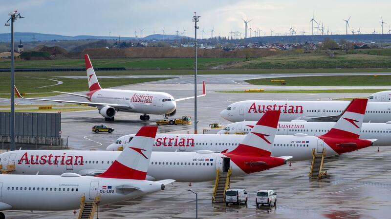 Flugzeuge der Austrian Airlines  (AUA) am Flughafen Wien-Schwechat.