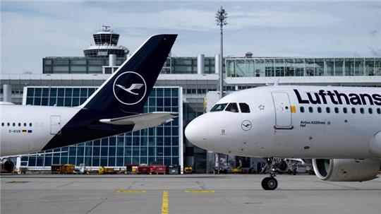Flugzeuge der Lufthansa am Flughafen München.
