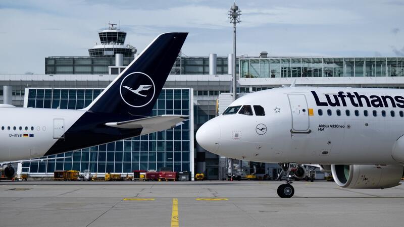 Lufthansa und Verdi wollen Schlichtung im Tarifstreit Flugzeuge der Lufthansa in München.