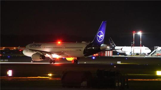 Flugzeuge der Lufthansa stehen auf dem Vorfeld des Hamburger Flughafens.