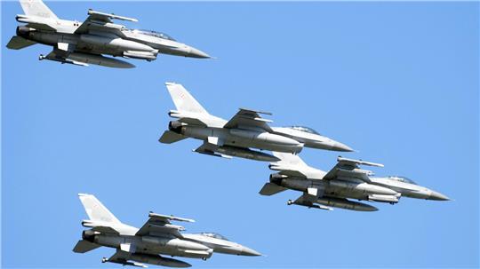 Flugzeuge der polnischen Luftwaffe fliegen über eine Militärparade am Tag der polnischen Streitkräfte. Die polnische Luftwaffe stieg wegen russischer Angriffe auf die Ukraine zur Sicherung des eigenen Luftraums auf (Archivbild). 