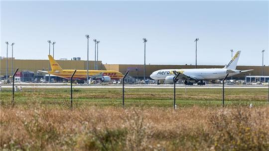Flugzeuge könnten nach Warnungen von Sicherheitsexperten ein Ziel von Sabotageakten sein. (Archivbild)