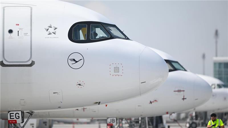 Flugzeuge mussten am Samstagmorgen in München wegen einer Drohnenwarnung kurzzeitig am Noden bleiben. (Symbolbild)