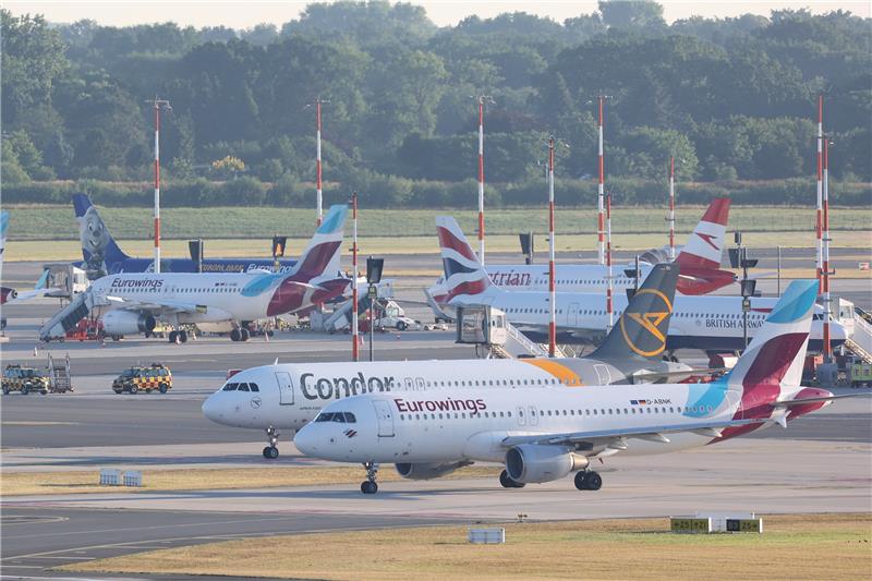 Flugzeuge stehen am Hamburger Flughafen. Jeweils eine Maschine der Fluggesellschaften Eurowings und Condor rollen zu Startbahn.  Foto: Bodo Marks/dpa
