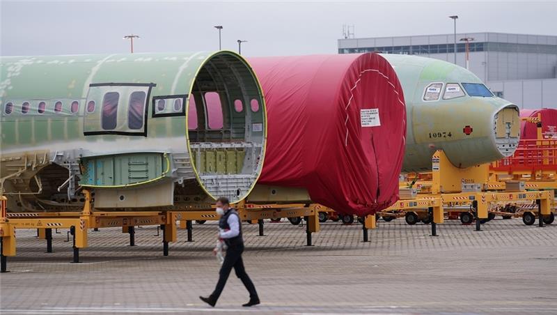 Airbus liefert im April weniger Maschinen aus als im Vormonat Flugzeugsegmente stehen vor einer Montagehalle für A321-Flugzeuge im Airbus-Werk in Hamburg-Finkenwerder. Foto: Marcus Brandt/dpa
