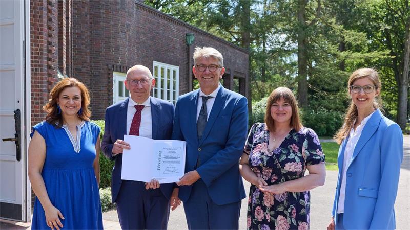 Neun Millionen Euro für Sanierung auf Parkfriedhof Ohlsdorf Förderbescheid zur Gebäudesanierung Ohlsdorf.
