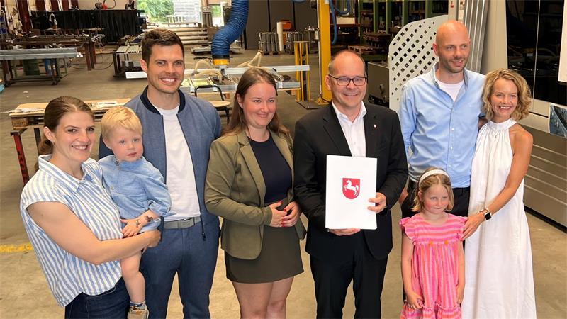 Förderbescheidübergabe als Familienevent: Minister Tonne mit den Familien Ruhr (rechts) und Richter (links) sowie der SPD-Landtagsabgeordneten Corinna Lange.