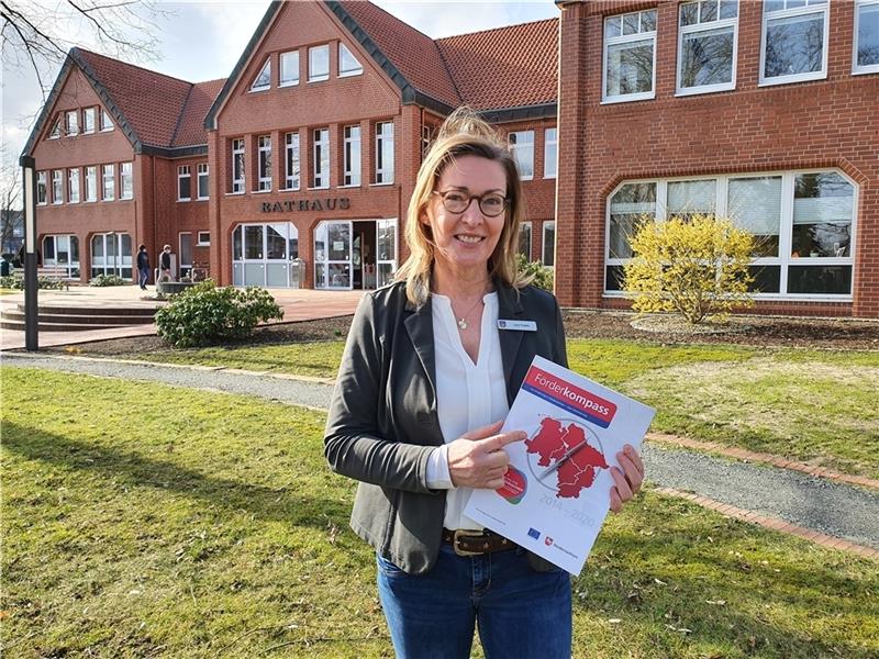 Fördermittel-Koordinatorin Liane Knabbe vor dem Rathaus der Samtgemeinde Fredenbeck. Foto: Beneke