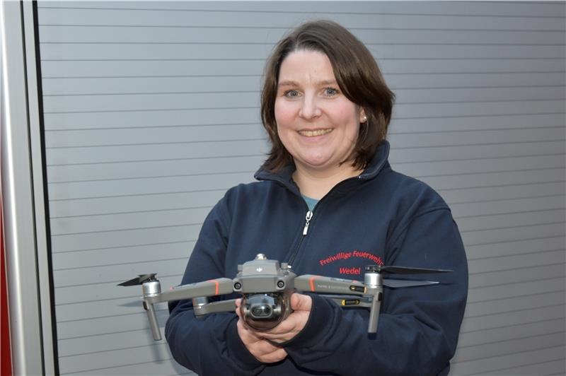 Fördervereins-Vorsitzende Theresa Kahlich mit der neuen Drohne der Feuerwehr Fredenbeck-Wedel. Foto: Felsch