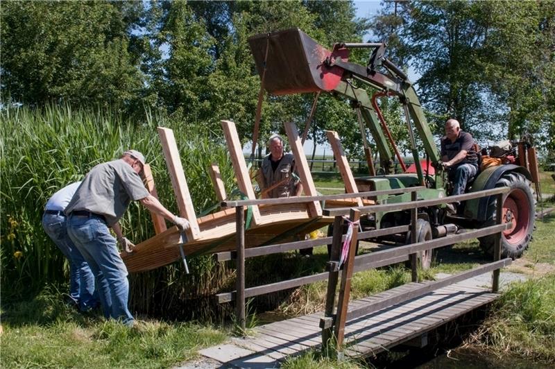 Fördervereinsmitglieder packen tatkräftig bei Instandsetzungen des Elbe-Küstenparks mit an. Foto Natureum