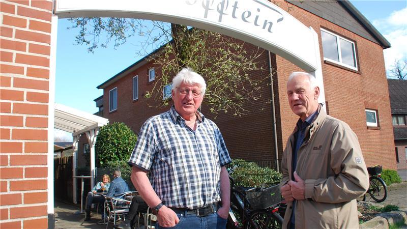 Fofftein-Wirt Wilhelm Albers begrüßt Stammgast und gleichzeitig Namensvetter Wilhelm Albers.