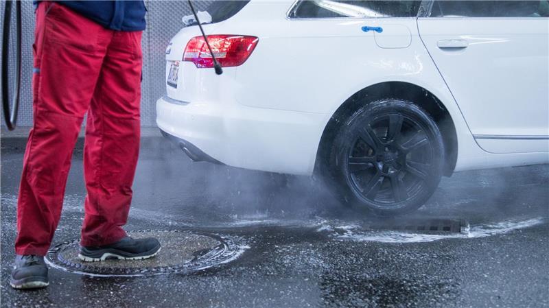 Fokus auf die Felgen: Eine Vorwäsche verbessert das Ergebnis der Waschanlage.