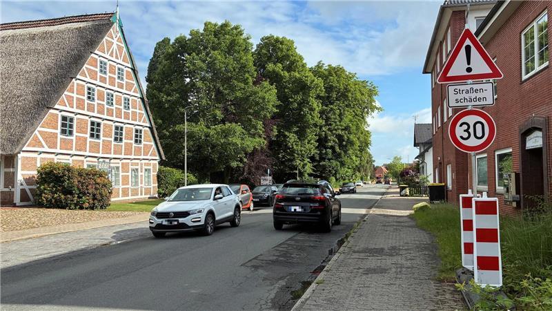 Folge der Straßenschäden: In der Ortsdurchfahrt Steinkirchen/Grünendeich gilt jetzt durchgängig Tempo 30.
