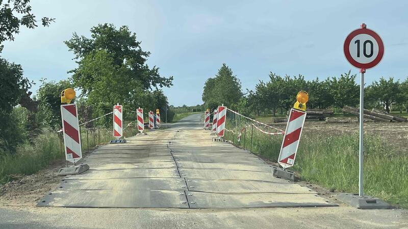 Folgen der Straßensanierung: Die Wellenstraße zwischen Königreich und Jork-Hinterbrack (K39) ist kaputt, der Schulbus wird durch Taxen ersetzt. Stahlplatten sichern die Straße.