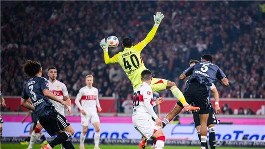 Folgenschwerer Fehler: Frankfurts Torwart Kaua Santos beim 1:1.