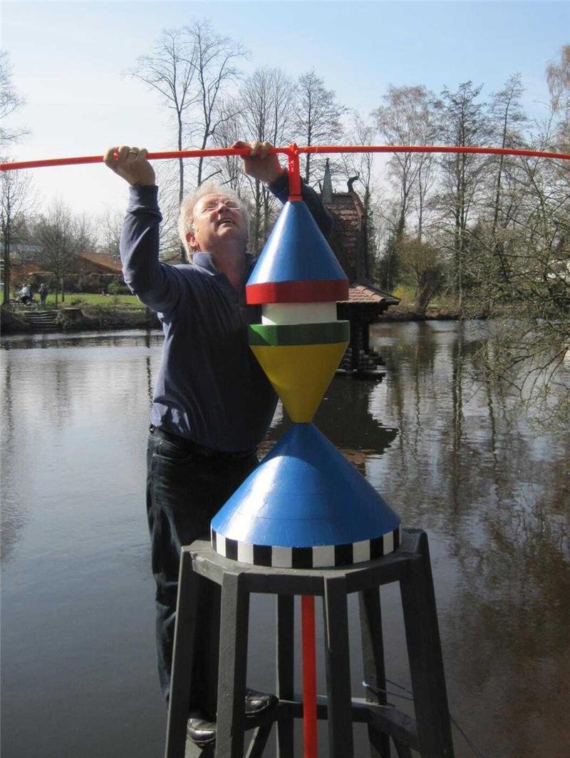 Folkert Bockentien beim Aufbau seiner ersten Kunstinsel.