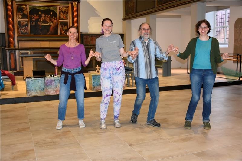 Folkstanz vor dem Altar: Joanna Kasper, Franziska Feldmann, Manfred Wetzel und Frederike Schawiky (von links). Foto: Felsch