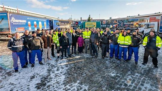 „Food“-Trucker der Lebensmittel-Logistik zeigen sich in Bremerhaven solidarisch.